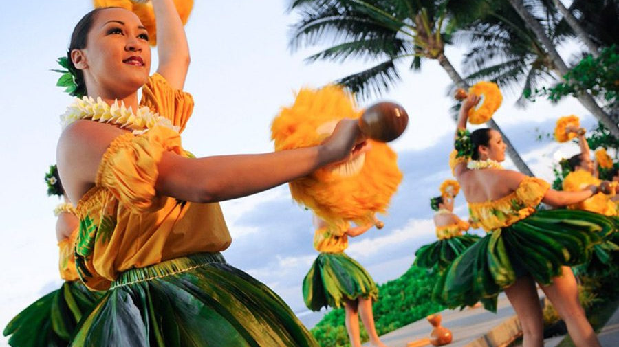 What to Wear to A Luau: 9 Styles to Look Like Hawaiian Locals