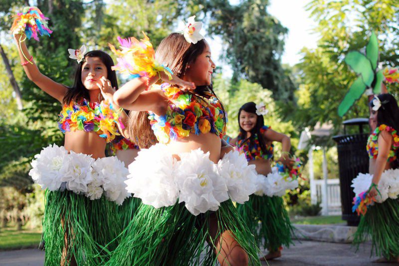 7 Funny Hawaiian Outfits For Guys Everyone Can Relate